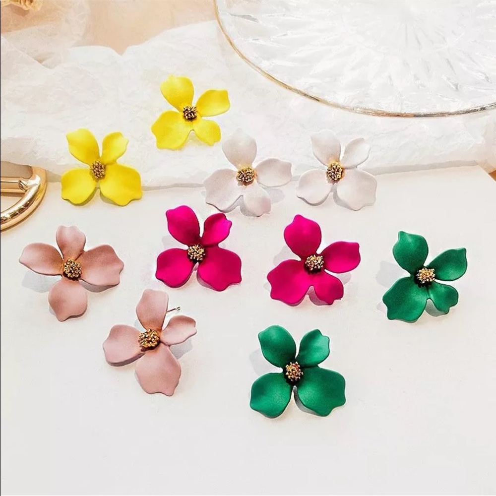 GREEN Flower Stud Earrings 🌸 - Picture 3 of 8